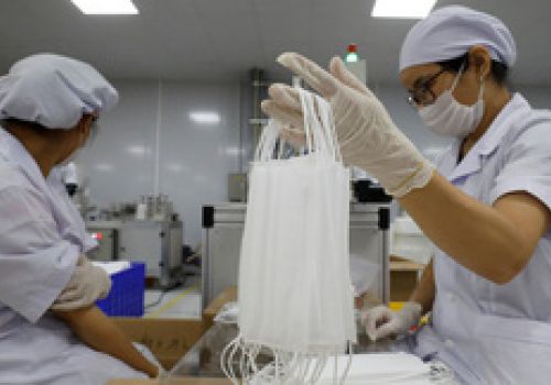 Việt Nam trở thành ‘công xưởng khẩu trang’ của thế giới nhờ Covid-19